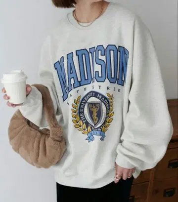 Discoat 자수 칼리지 로고 맨투맨