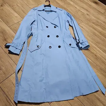 라이트 블루 더블 브레스트 트렌치코트