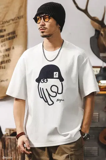 [ 새상품 ] 그래픽 프린트 화이트 T셔츠 L size 자수