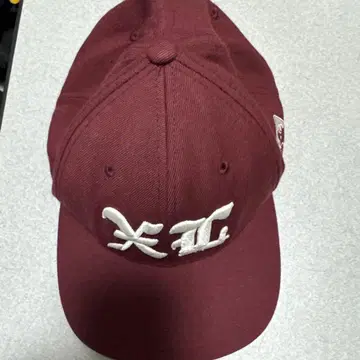 버건디 캡 화이트 컬러 자수