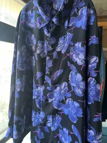 HARE 블랙 베이스에 보라색 꽃무늬 긴팔 셔츠