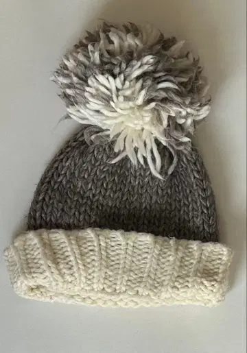 샐리 스콧 니트 모자 폼폼 포함 그레이 x 화이트