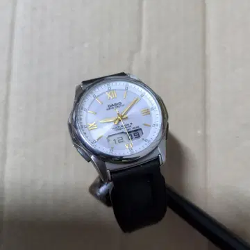 작동품. CASIO 화이트/블랙 전파 솔라 손목시계 (쿼츠)