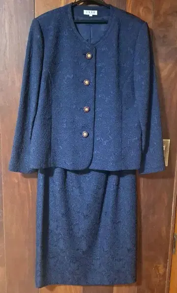 고급스러움이 느껴지는 네이비 여성 수트