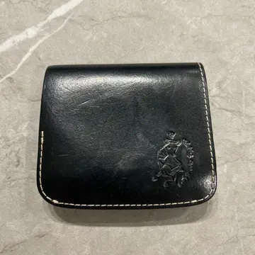 블랙 가죽 이단 접이식 지갑 엠보싱 로고 작은 지갑. 콰트로 갓츠