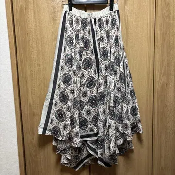 지나시스 스카프 패턴 스커트