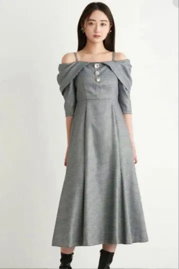 릴리 브라운 비쥬 버튼 오프숄더 미디 드레스