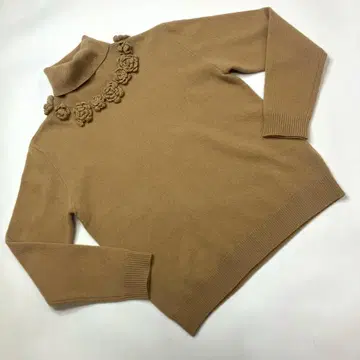 원더풀 월드 베이지 꽃 모티브 사용 터틀 니트