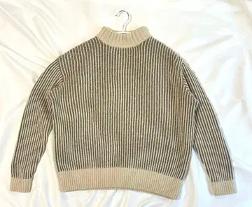 휴일과 시 플라리 크루 니트 모크업 립 니트