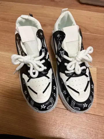 반다나 패턴 블랙 화이트 스니커즈