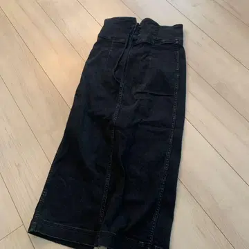 plage 블랙 레이스업 허리 타이트 스커트