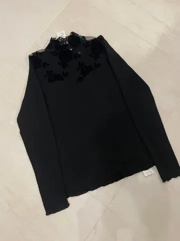 블랙 플라워 자수 하이넥 긴팔 상의 울 50%
