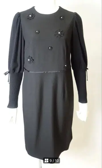 슈퍼 뷰티 블랙 x 블랙 꽃 모티브 부착 소매 니트 원피스