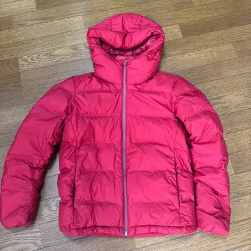 유니클로 빨간색 후드 부착 심리스 다운 자켓