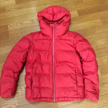 유니클로 빨간색 후드 부착 심리스 다운 자켓