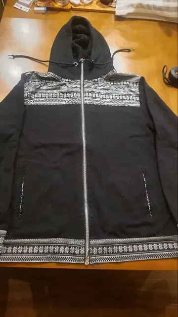 후드 부착 블랙 지퍼 후드티