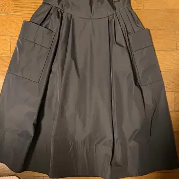 블랙 플리츠 미디 스커트