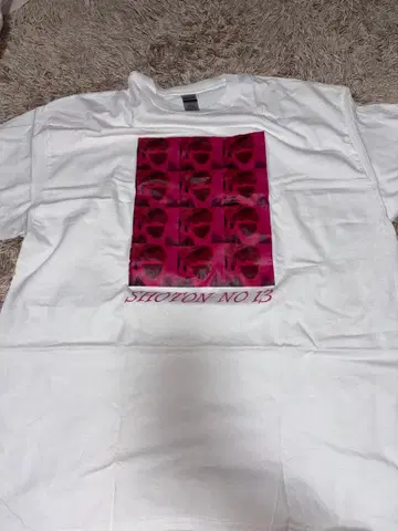 곱슬머리. 쇼트 T셔츠