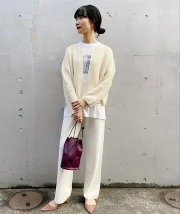 [ 새상품급 ] 시너리 편직 슬릿 넥 니트