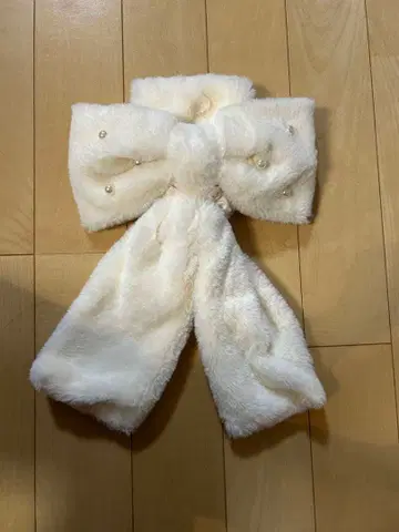 메종 드 플뢰르 화이트 퍼 리본 머플러