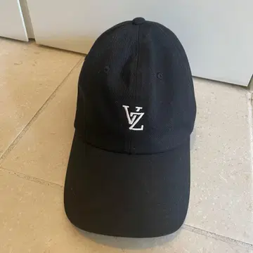 VARZAR (바자르) 로고 자수 야구 모자 블랙