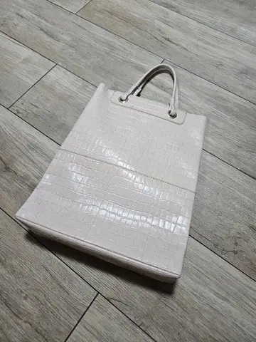 MAGNIFIQUE 화이트 토트백