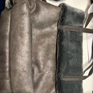 가죽과 퍼의 핸드백