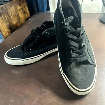 Slyde 블랙 하이컷 스니커즈