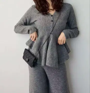 페플럼 니트 셋업 그레이 Frene 플라네 같은 형태 V넥