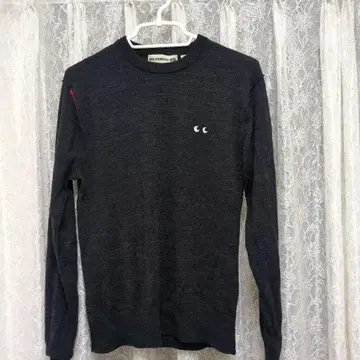 다크 그레이 크루넥 니트