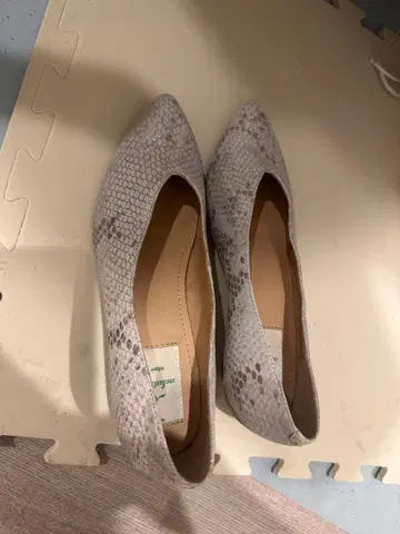 스네이크 스킨풍 펌프스 36