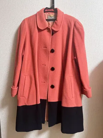 코랄 핑크와 블랙의 롱 코트