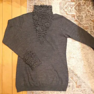 프릴 넥 그레이 디자인 니트