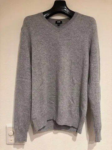 유니클로 캐시미어 V넥 스웨터 M 사이즈