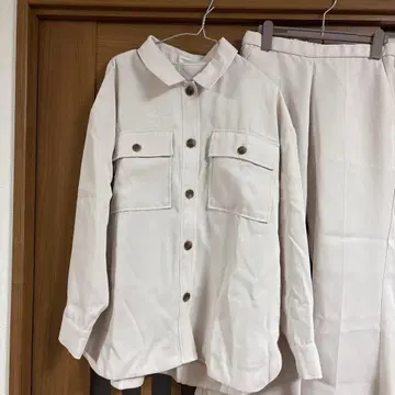 크림색 셔츠 팬츠 셋업