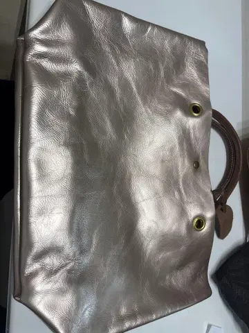 메탈릭 핑크 핸드백