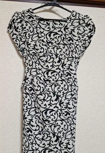 화이트 블랙 플라워 패턴 반팔 원피스