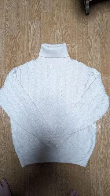 어반 리서치 터틀넥 화이트 니트