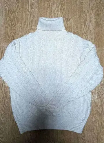 어반 리서치 터틀넥 화이트 니트