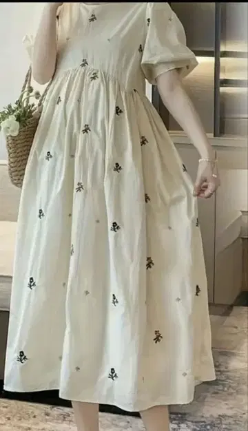 크림색 자수 반팔 롱 원피스
