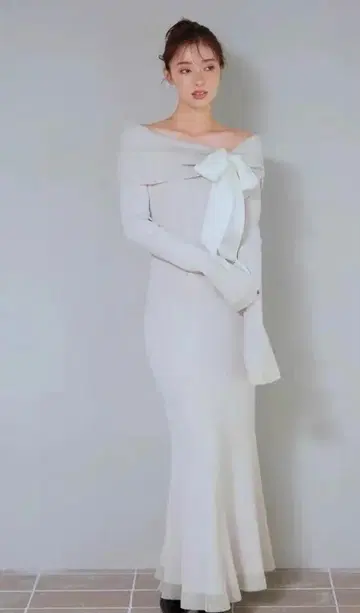 프레이 아이보리 오프숄더 니트 원피스