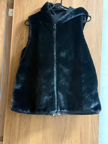 [미사용 새상품] 후드 부착 블랙 퍼 베스트