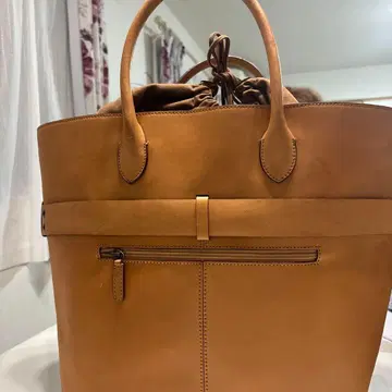 베이지 가죽 벨트 토트백