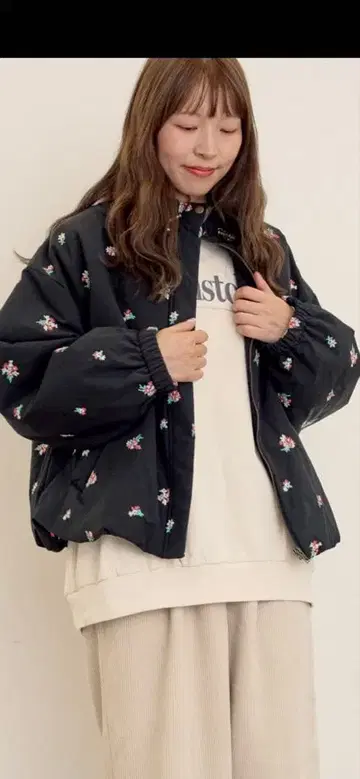 사만사 모스모스 작은 꽃 전체 자수 패딩 자켓 블랙