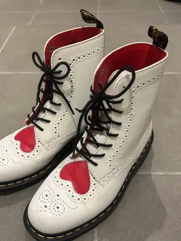 Dr. Martens 닥터마틴 화이트 하트 부츠 발렌타인