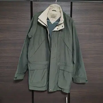 올리브 그린 후드 부착 마운틴 파카