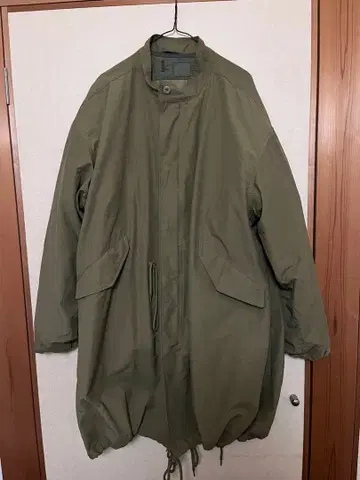 올리브 그린 후드 부착 모즈 코트