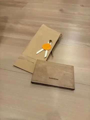 Familiar Things 베이지 가죽 카드 케이스