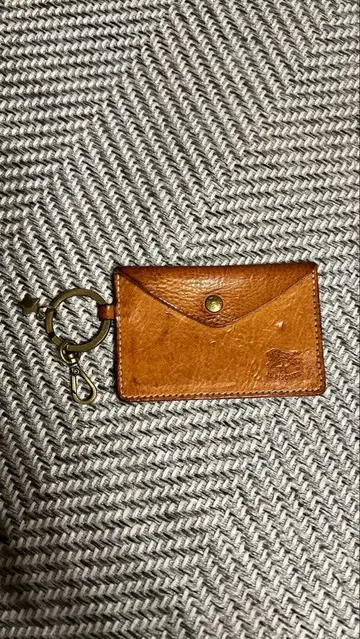 키체인 달린 가죽 카드 케이스