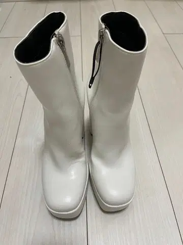ZARA 화이트 지퍼 달린 하이힐 부츠